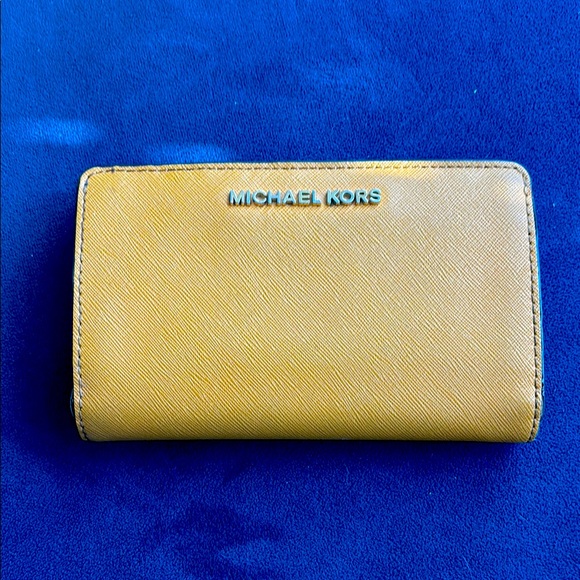 Michael Kors Handbags - Michael Kors Continental wallet with 5 pockets, 7 card holders and change pocket